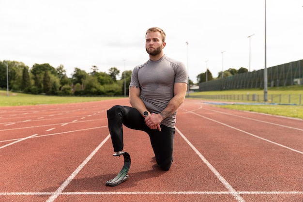 Atleta com deficiência de tiro completo pronto para correr