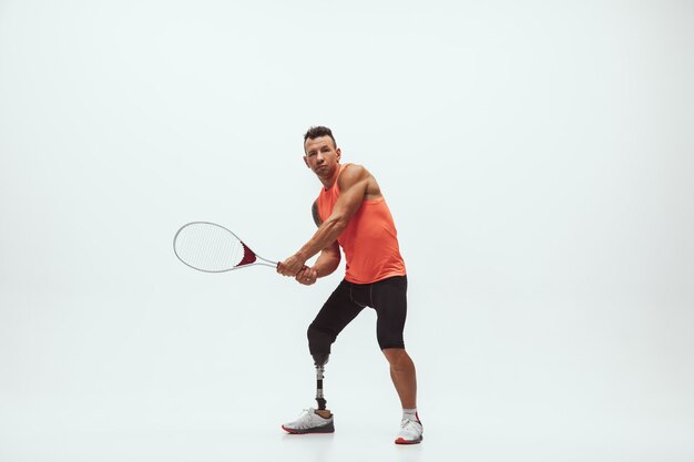 Atleta com deficiência em fundo branco, jogador de tênis