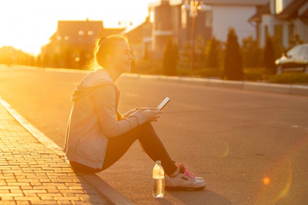 Atleta corredor correndo na estrada. mulher fitness jogging treino conceito de bem-estar.