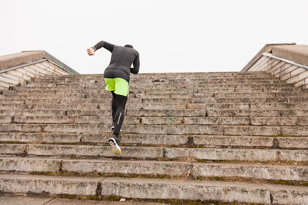 Atleta, correndo, cima, escadas