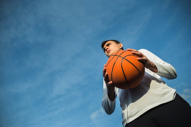 Atleta de baixo ângulo com espaço de cópia