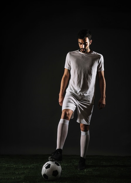 Foto grátis atleta de barba, pisando na bola