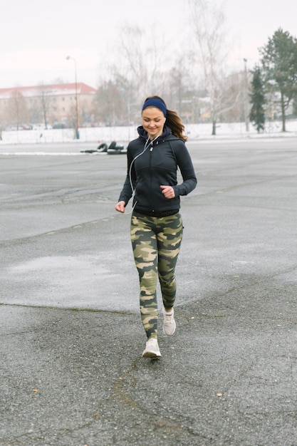 Atleta de fitness feminino correndo na rua