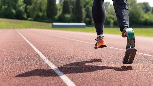 Atleta de perto com prótese correndo