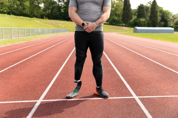 Foto grátis atleta de perto com prótese de perna