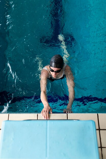 Atleta de tiro completo nadando com equipamento