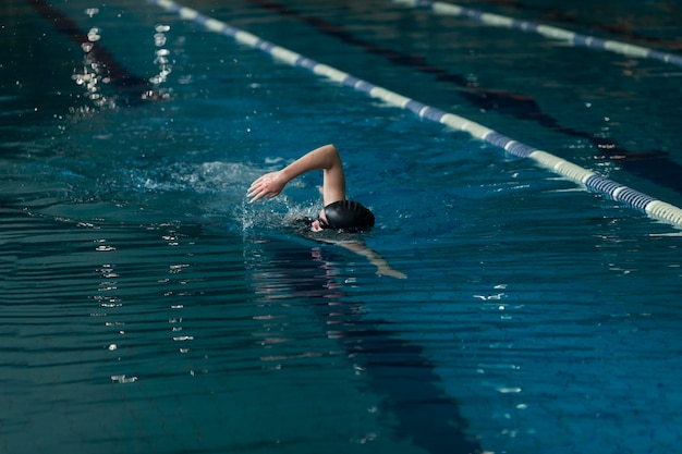 Atleta de tiro completo nadando na piscina