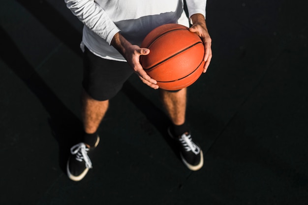 Atleta de vista superior segurando basquete