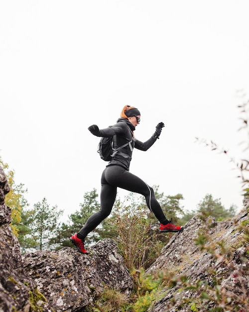 Atleta desportiva feminina a saltar pedras