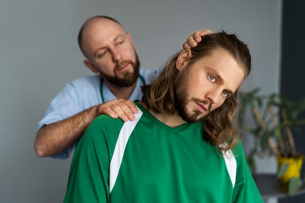 Atleta fazendo fisioterapia tiro médio