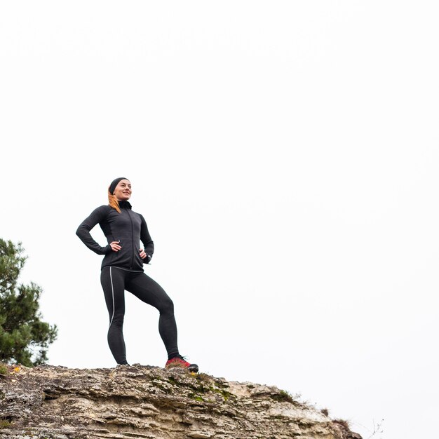 Atleta feminina esportiva de baixa visão à luz do dia