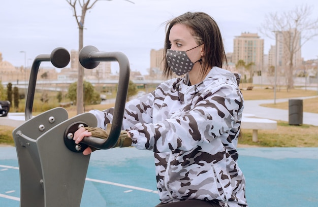 Foto grátis atleta feminina usando equipamentos de ginástica no parque foto de alta qualidade