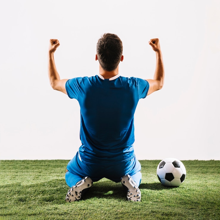 Foto grátis atleta irreconhecível, regozijando-se sobre a vitória no campo