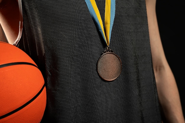 Foto grátis atleta masculino com pose de basquete