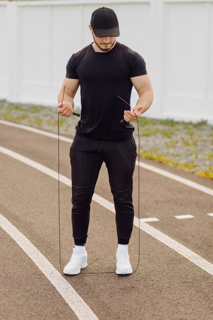 Atleta masculino, fazendo treinamento de fitness. Treino fora do ginásio.