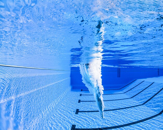 Atleta mergulhando em um poço de natação