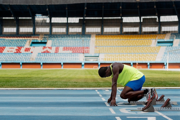 Atleta na linha de partida no estádio