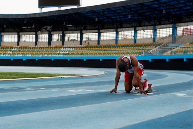 Atleta na linha de partida no estádio