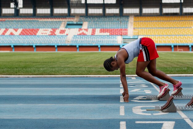 Atleta na linha de partida no estádio