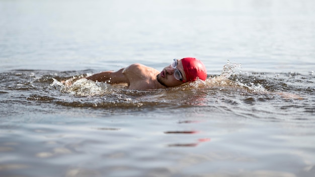 Foto grátis atleta nadando no lago