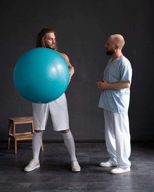 Foto grátis atleta no tiro completo da fisioterapia