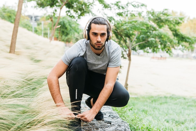 Foto grátis atleta urbana, fixação de seus sapatos