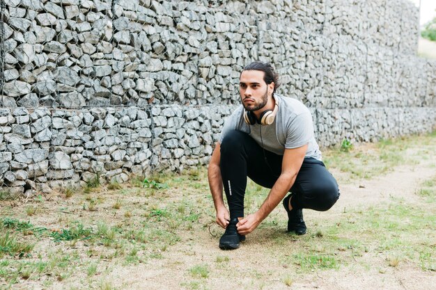 Foto grátis atleta urbano, sapatos de fixação