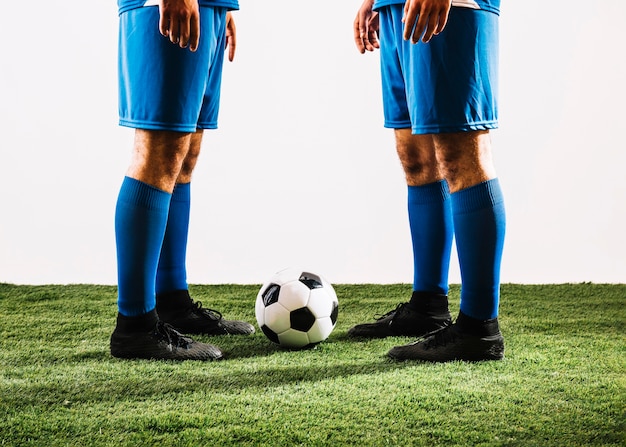 Atletas de colheita perto de bola de futebol