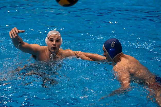 Foto grátis atletas jogando pólo aquático na piscina