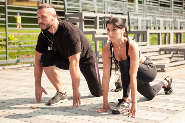 Atletas jovens corredores na posição pronta