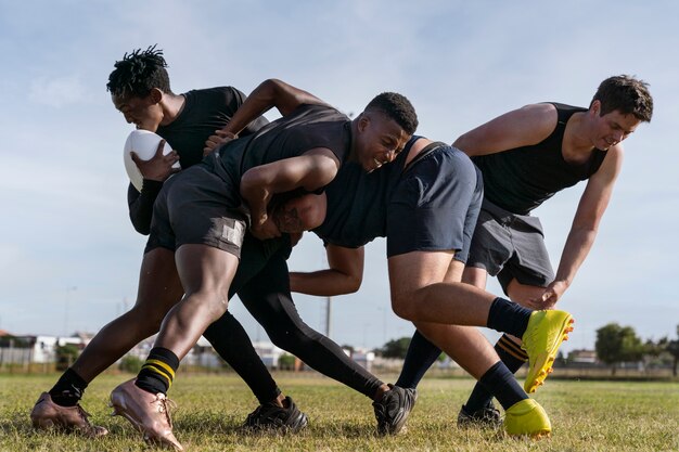 Foto grátis atletas masculinos jogando rugby no campo