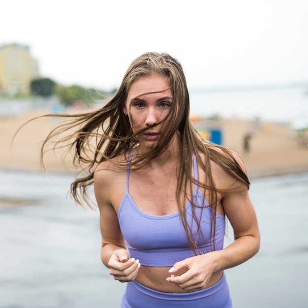 Foto grátis atlética, mulher bonita, executando, tiro médio