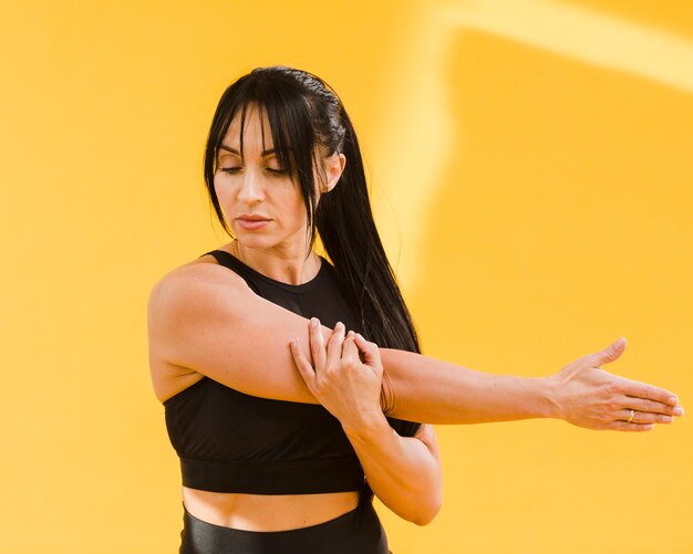 Atlética mulher em alongamento de roupa de ginástica