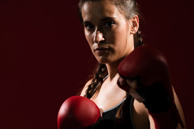 Foto grátis atlética mulher em roupas fitness e luvas de caixa