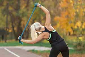 Foto grátis atlética mulher loira fazendo exercícios de fitness