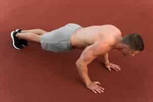 Foto grátis atlético homem fazendo flexões