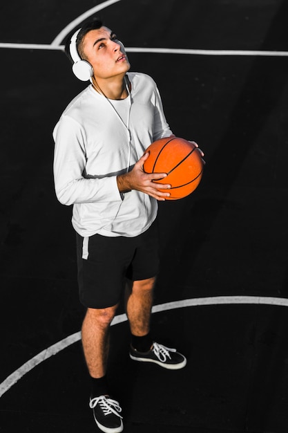 Atlético homem jogando basquete tiro completo