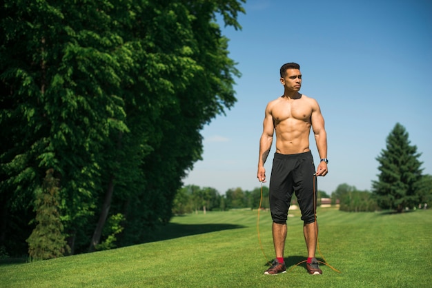 Atlético homem praticando esporte ao ar livre