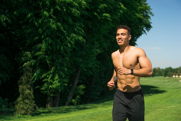 Atlético homem praticando esporte ao ar livre