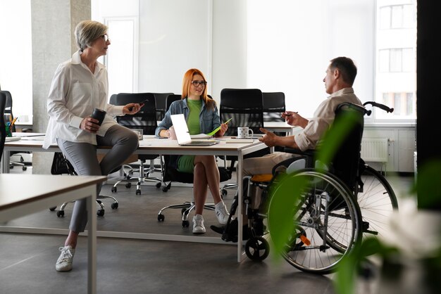 Atmosfera de espaço de trabalho inclusiva num emprego de escritório