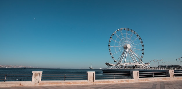 Foto grátis atração da roda-diabo no porto