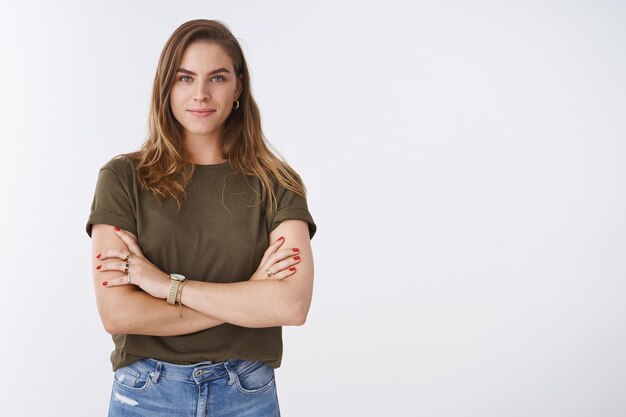 Atraente, criativa, bonita, mulher, mandona, empregada, braços cruzados, tórax, pose segura, sorrindo, assertivo, pronto, cumprir objetivos, sentindo, sorte, pé, branco, fundo