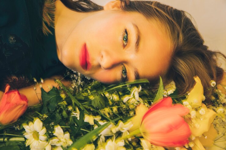 Foto grátis atraente, encantador, mulher, mentindo, com, buquê flores