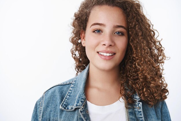 Atraente feminina tenra jovem gordinha de cabelos cacheados sorrindo boba olhar câmera olhos azuis namorada participar do primeiro encontro gostando de passar tempo juntos namorado se divertir olhar feliz fundo branco