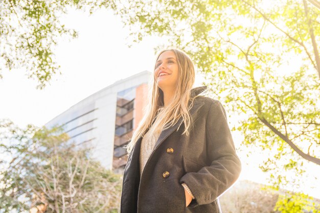 Atraente, femininas, sorrindo, sob, outono, filiais árvore