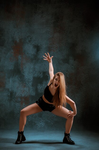Atraente garota dançando twerk iat o azul