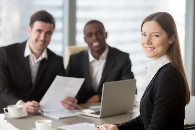 Atraente, jovem, executiva, olhando câmera, femininas, equipe, le