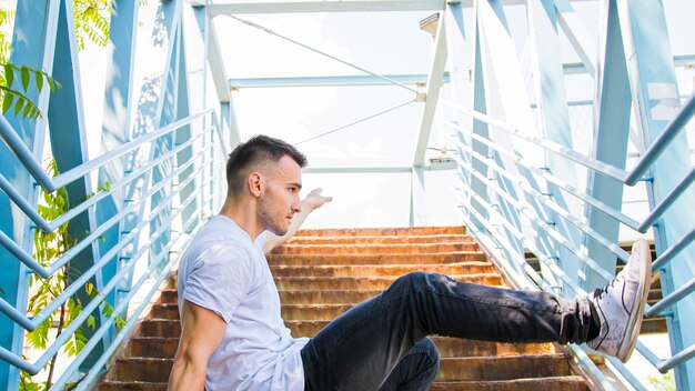 Atraente jovem realizando dança na escada