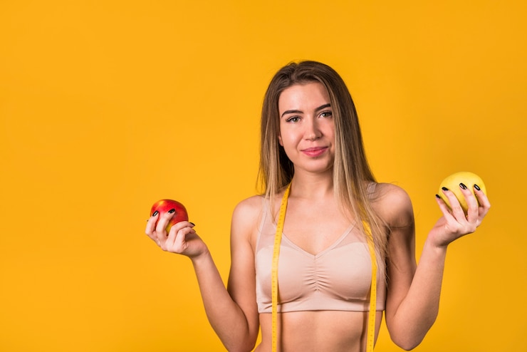 Foto grátis atraente, positivo, mulher, com, fita, segurando, frutas