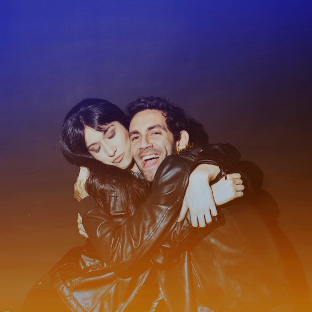 Foto grátis atraente senhora abraçando rindo cara em jaquetas de couro